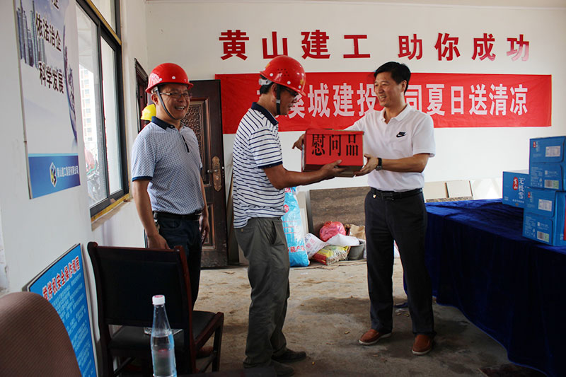 高溫慰問送清涼，情系一線暖人心