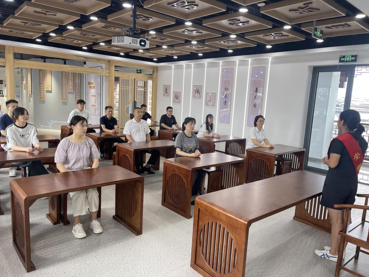 見賢思齊學楷模，崇德向善做好人——區(qū)國投集團黨委開展8月份主題黨日活動